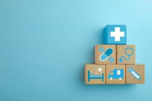 Sinisel taustal viis klotsi üksteise otsa püramiinida laotud. Klotside peal erinevad sümbolid, mis seotud meditsiiniga.