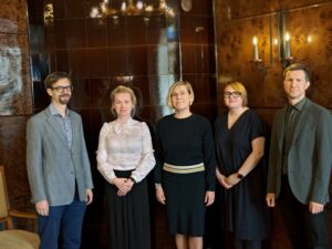 Pruuni seina taustal vasakult esimene Õiguskantsleri Büroo laste ja noorte õiguste osakonna juhataja Andres Aru, teine EPIKoja tegevjuht Maarja Krais- Leosk, õiguskantsler Ülle Madise, puuetega inimeste õiguste valdkonna juht Liisi Uder ja vanemnõunik Atko-Madis Tammar