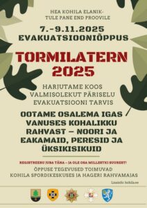 Plakat kuulutab välja Kohilas toimuva evakuatsiooniõppuse “Tormilatern 2025”, mis toimub 7.–9. novembril 2025. Kujundus: Taustal on tammelehe motiiv, mis raamib teksti rohelistes toonides. Pealkiri “TORMILATERN 2025” on kirjutatud suurte punaste tähtedega ja tõmbab kohe tähelepanu. Ülejäänud tekst on mustas ja punases kirjas helebeežil taustal. Allosas on rida asutuste/logodega, mis viitavad korraldajatele ja partneritele (sh pääste ja kohalik omavalitsus). Tekstiline sisu: Üleskutse: “Hea Kohila elanik – tule pane end proovile” Kuupäev: 7.–9.11.2025 Üritus: Evakuatsiooniõppus Tormilatern 2025 Eesmärk: “Harjutame koos valmisolekut päriselu evakuatsiooni tarvis.” Kutsutud osalema: igas vanuses kohalikud – noored, eakad, pered ja üksikisikud. Registreerimine: julgustatakse end varakult kirja panema. Toimumispaigad: Kohila spordikeskus ja Hageri rahvamaja. Lisainfo: kohila.ee Täiendav info (plakati põhjal): Tegemist on kogukonnapõhise kriisi- ja evakuatsiooniõppusega, mis keskendub elanike valmisoleku suurendamisele päris kriisiolukordadeks. Sarnased õppused annavad inimestele võimaluse praktiseerida kiiret evakueerumist, saada teavet kogunemiskohtade ja hädaolukorra käitumisjuhiste kohta ning tugevdada kogukonna sidusust. Kaasatud on erinevad ametid ja organisatsioonid, mida näitavad ka logod plakati allosas (nt pääste, omavalitsus, kaitseliit vms). 📍 Sihtgrupp: Kohila piirkonna elanikud, sh pered, noored ja eakad. 📅 Aeg: 7.–9. november 2025 🏠 Koht: Kohila spordikeskus ja Hageri rahvamaja