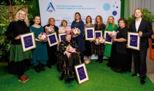 Pildil on tunnustuskonkursi laureaadid EPIKoja fotoseina taustal. Vasakult paremale: 2 Riigikontrolli esindajat (Puudesõbralik ametnik), Eesti Insuldipatsientide esindaja Elen Kirt (Silmapaistev puuetega inimeste organisatsioon), Külli Roht (Silmapaistev vabatahtlik), SA Autistika esindajad (Silmapaistev teenuseosutaja), Siiri Siimenson (Silmapaistev teenuseosutaja, Swedbanki esindaja (Puudesõbralik tööandja), Erihoolekandepakkujate Liidu esindajad(Suure ühiskondliku mõjuga tegu). Kõige eest mõjukas puudega inimene Mare Abner.