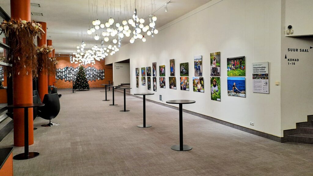 Omastehooldajate fotonäitus Ugala teatri koridoris