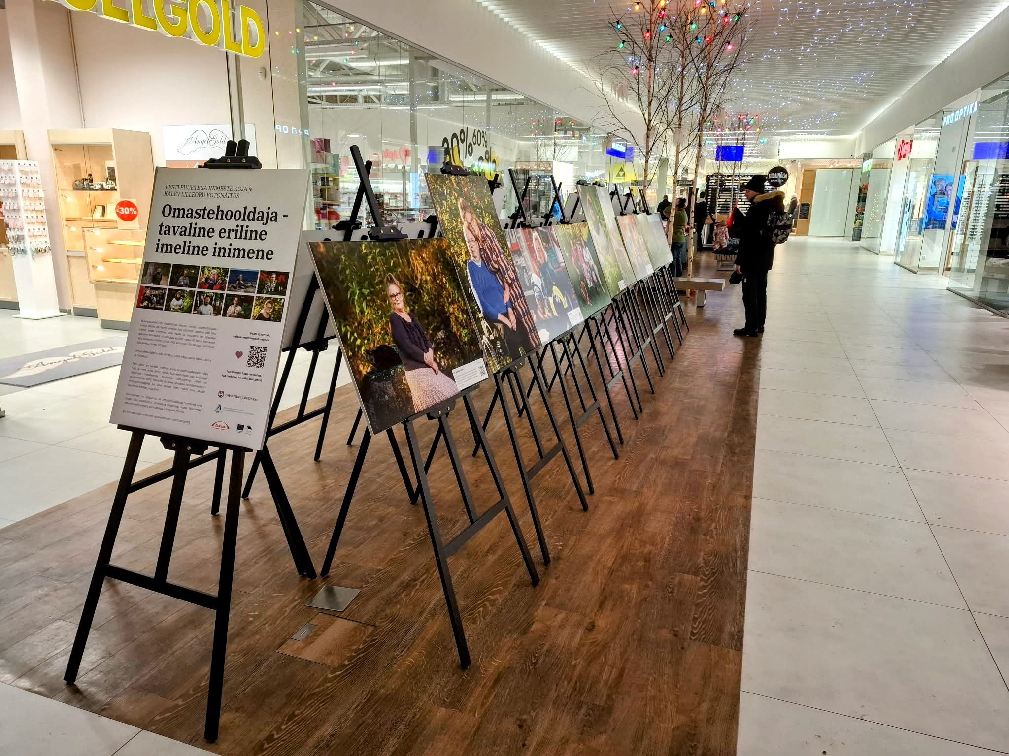 Võru Kagukeskuses avatud fotonäitus toob esile omastehooldajate lood