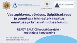 Helehallil taustal koolituse plakat. Ülaservas on Päästeameti, Eesti Puuetega Inimeste Koja, Naiskodukaitse ja READY Balticsi logod. Keskel seisab suures tumesinises kirjas: „Vastupidavus, võrdsus, ligipääsetavus ja puuetega inimeste kaasatus ennetuse ja kriisivalmiduse kaudu“. Selle all: „READY BALTICS koostööprojekt – koolitajate koolitamine“. Vasakus alanurgas on kuupäev ja koht: „16.–18. augustil 2026 Tammistu mõisas, Tartumaal“. Plakati alumist paremat nurka kaunistab suur helesinine kaar.