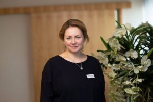 Ingrid Põldemaa Eesti Reumaliidust, seljas tumedad riided.